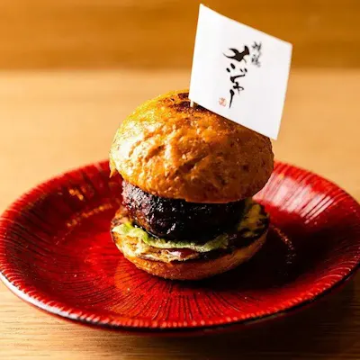 焼鳥屋の枠を超えた革新、ジビエと融合する至高の一皿