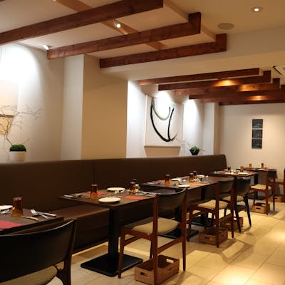 洗練された店内で食事を彩る