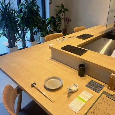 デートや女子会に・カウンター席でライブ感を楽しむ上質な空間