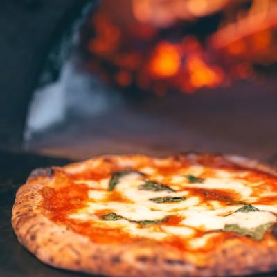 薪窯で焼き上げる本格ナポリピッツァ