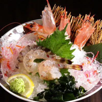いけすの魚をその場で捌いた活魚の刺身をご堪能。
