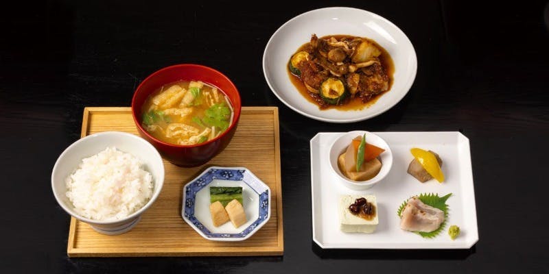 昼のおすすめ  主菜が選べる前菜4種盛り（銅釜白米ごはん、お味噌汁、お漬物付き）