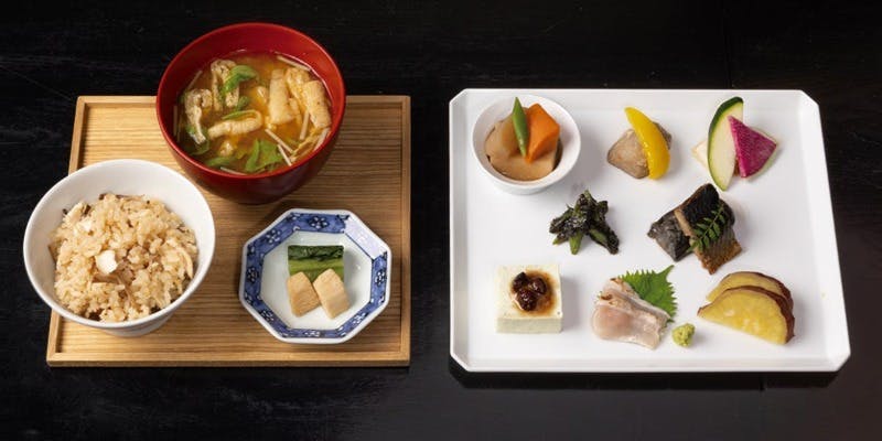 昼のおすすめ  前菜8種盛り（羽釜イワナときのこの炊き込みごはん、お味噌汁、お漬物付き）