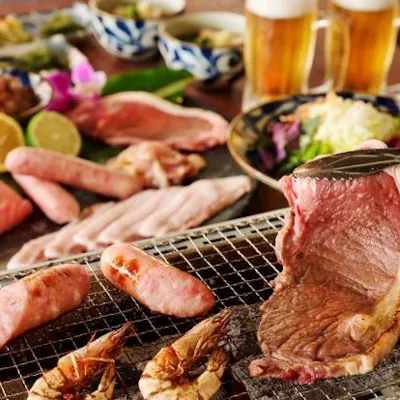 炭火炙りで沖縄県産の豚・和牛、やんばる鶏など素材を楽しむ