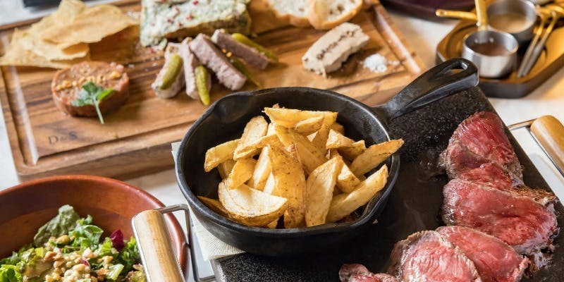 【フリーフローランチ】ステーキ×ビストロおつまみなど全4品＋120分カジュアル飲み放題