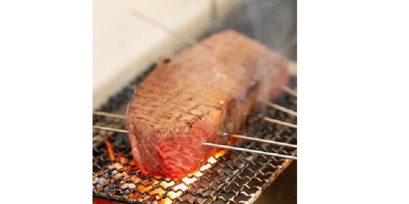 黒毛和牛の燻炭焼きステーキ100gがメインの全6品スペシャルコース