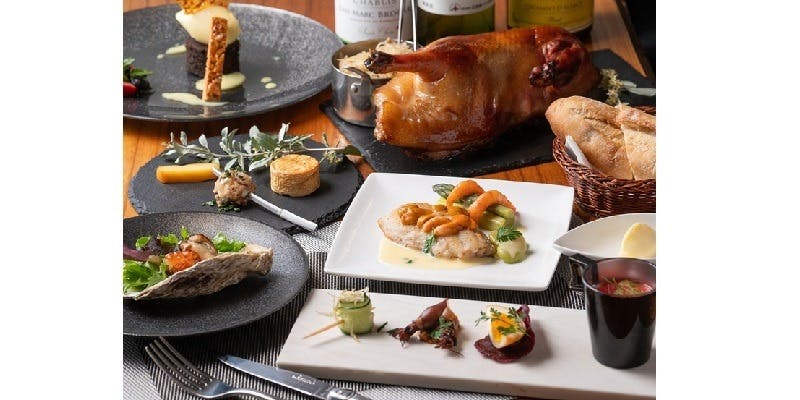 岩手鴨の炭火焼きがメイン　当店名物燻製料理と共に、肉も魚も楽しめる！