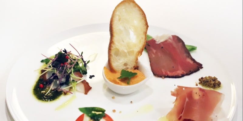 【Dinner】季節の前菜や和牛の赤ワイン煮込みなどを堪能するプラン