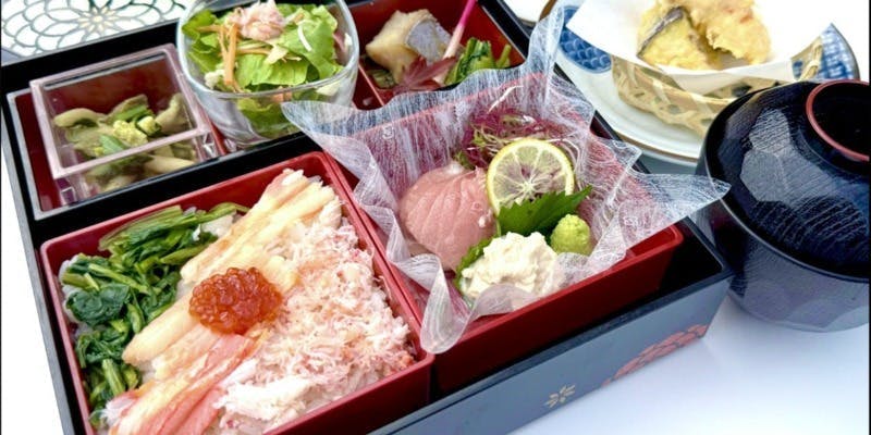 【ランチメニュー】～松花堂ランチ～ミニちらし、旬のお造り、かに爪天ぷらなど全6品