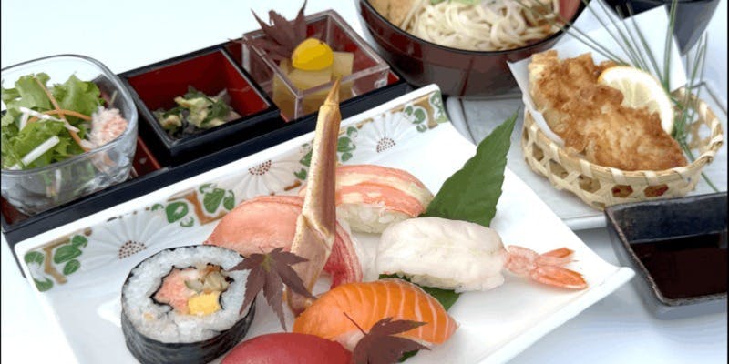 【ランチメニュー】～かに寿司御膳～かに寿司、かにの肩身唐揚げ、うどんなど全6品