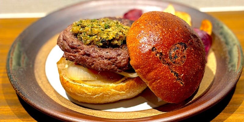 【スタンダードプラン】アルコールも選べる1ドリンク付き！薪火なぎさのハンバーガーと3種前菜盛り合わせ