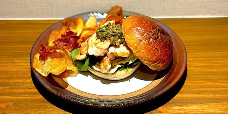 【平日ランチ限定】薪火チキンバーガーに旬のミニサラダ、鎌倉野菜チップス、食後のカフェまで