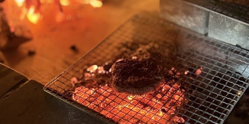 【飲み放題プラン】薪火焼き堪能コース。薪火焼き豚ロースをメインに前菜各種とハンバーガーも
