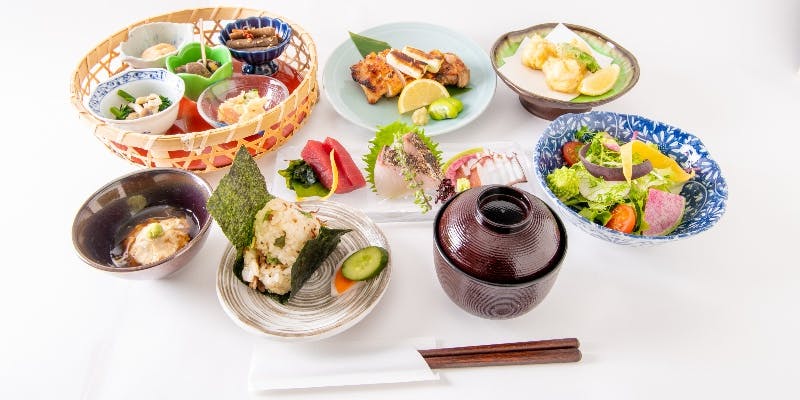 【旬の定番コース】おばんざい、旬魚3種盛り、天ぷら、おむすび、旬の果物など　全8品