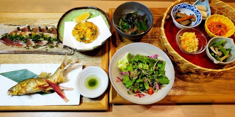 【土日祝限定ランチ】おばんざい、旬魚盛り、焼き物又は揚げ物、おむすび、豚汁　全5品