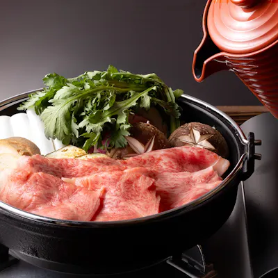 厳選された黒毛和牛のすき焼き