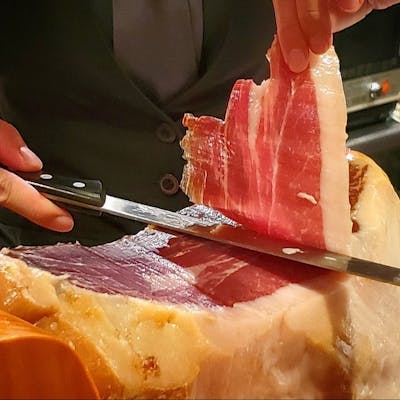 原木から切り出す極上の生ハム体験