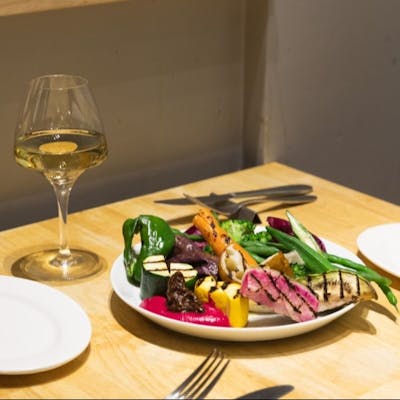 季節の有機野菜や、大切に育まれた肉と魚を主役にした創作料理