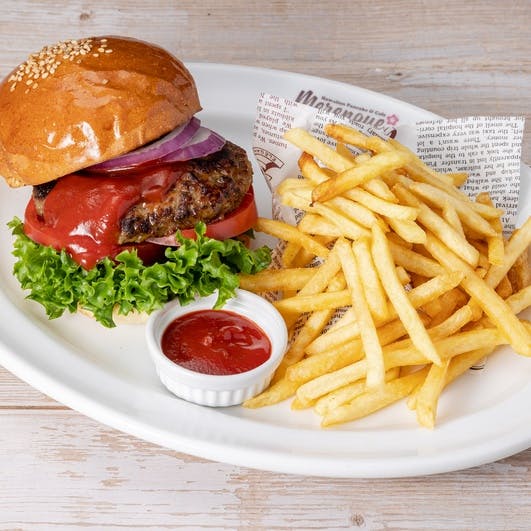 ボリューム満点のハンバーガー