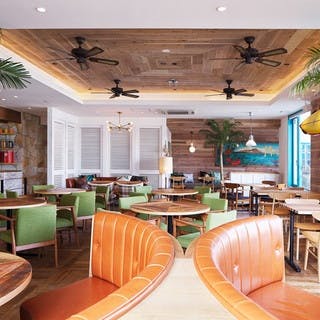 ハワイを感じる明るく開放的な空間