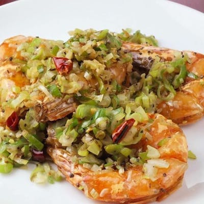 「台湾小皿料理 荘園」のエビ料理で、台湾の味覚を堪能