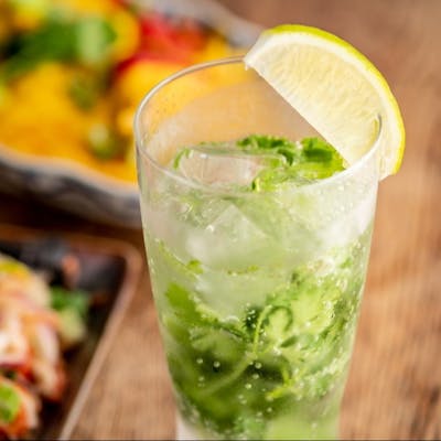 パクチーを味わい尽くす!本格タイ料理とオリジナルドリンク!