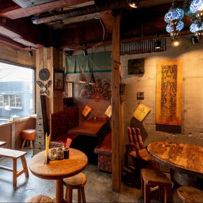 活気あるタイ屋台空間。カウンター席も。