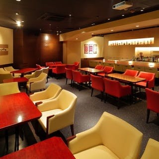 多彩な個室と広々ラウンジ