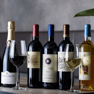 ソムリエ厳選のワインと多彩なドリンク