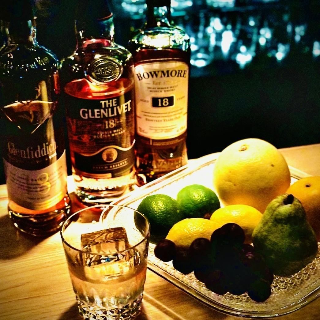 多彩なカクテルと厳選ウイスキー