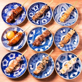 毎日串打ちする新鮮な焼き鳥