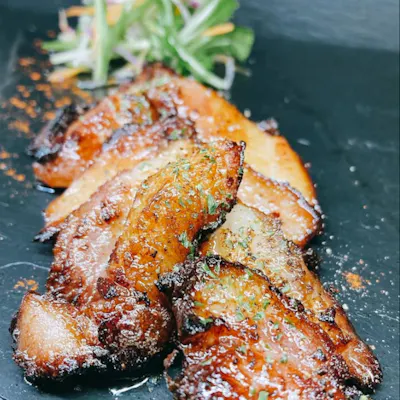 最大2週間の仕込みを行う“超超”こだわりの肉料理達