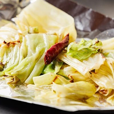 多彩な鉄板焼きとおつまみで居酒屋利用も。