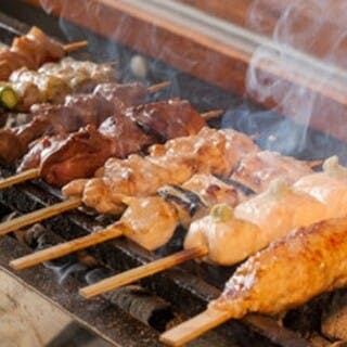 炭火で焼き上げる香ばしい串焼き