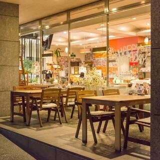 淀川の緑を満喫できる開放的なテラス席