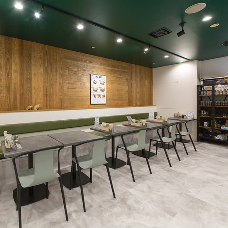 落ち着いた雰囲気の店内