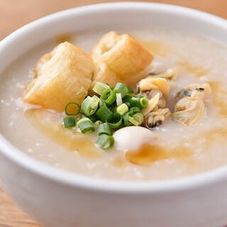 飲んだ後の〆に最適！コク深い「貝出汁粥」