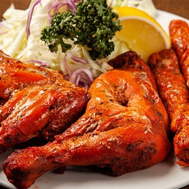 タンドール窯で焼き上げる絶品タンドリーチキン