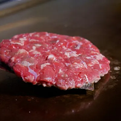 毎朝手ごねする粗挽き牛肉100%パティ