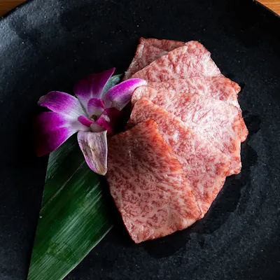 焼き師が仕上げる極上の旨味。体温でとろける繊細な脂の石垣牛を最高の状態で