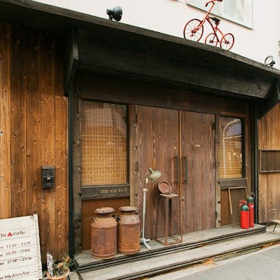 アンティークな三輪車が目印の隠れ家カフェ