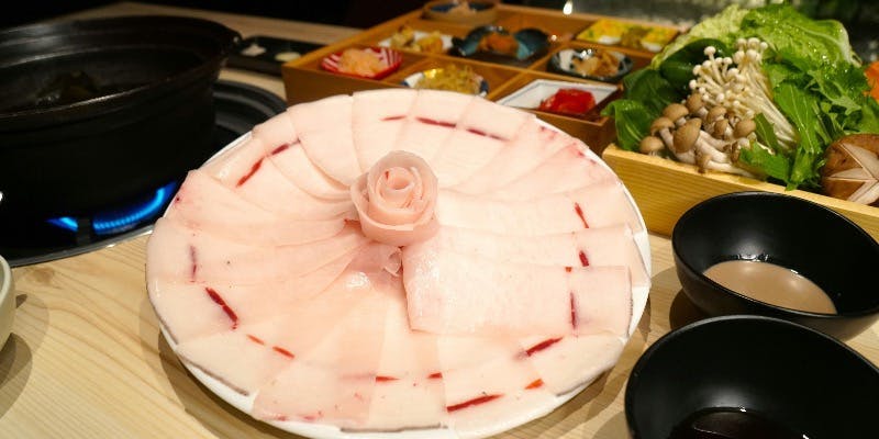 希少！まぐろしゃぶしゃぶコース【新メニュー】脂身の強い大判カットのマグロを特製の羅臼昆布出汁で。