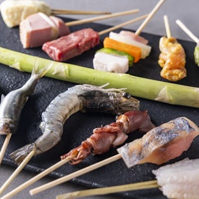 記憶に残るひとときを。落ち着いた空間で創作串カツと自然派ワインを