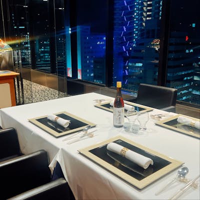 新幹線や飛行機が往き交う新大阪のパノラマビューをお楽しみください。