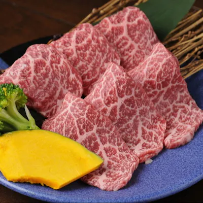 肉匠が厳選する極上銘柄牛を、部位ごとに食べ比べ
