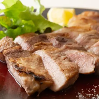 軽やかな脂と深い旨み。藤沢育ちの「みやじ豚」を味わう