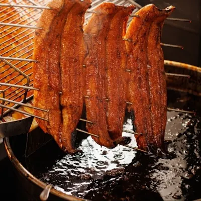 鮮度抜群、三河一色産の活鰻を熟練の技で絶妙な焼き加減に