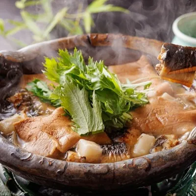 う鍋や鰻もつ鍋など唯一無二の逸品料理に加え、旬の食材を楽しむ