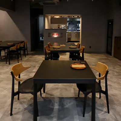 グレーを基調にしたおしゃれで落ち着いた雰囲気の店内