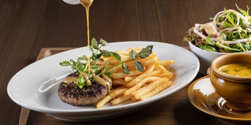 ビーフハンバーグステーキ＋【ランチセット】（シーザーサラダもしくは本日のスープ）